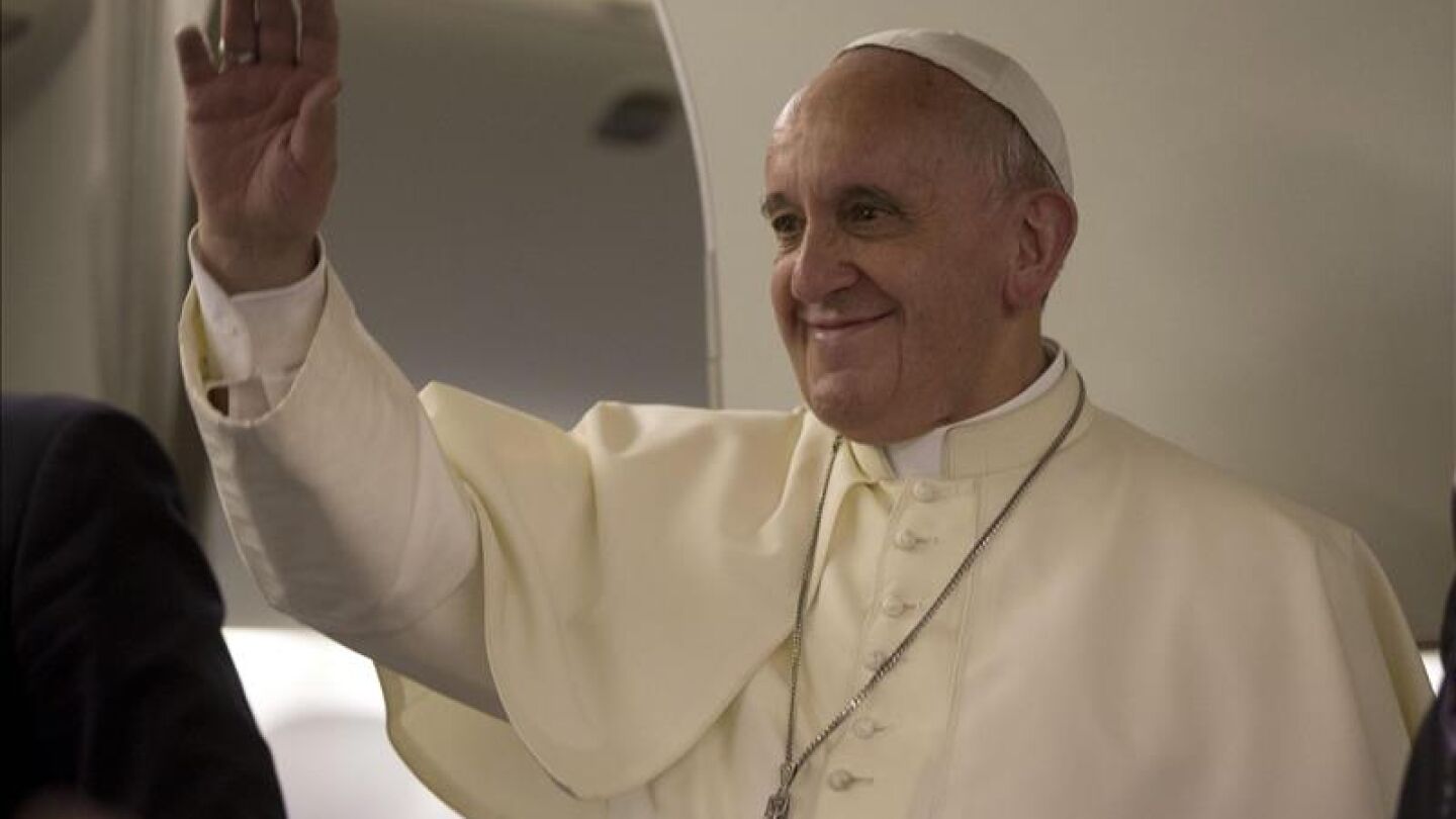 El papa Francisco durante un viaje en avi&oacute;n hasta Roma