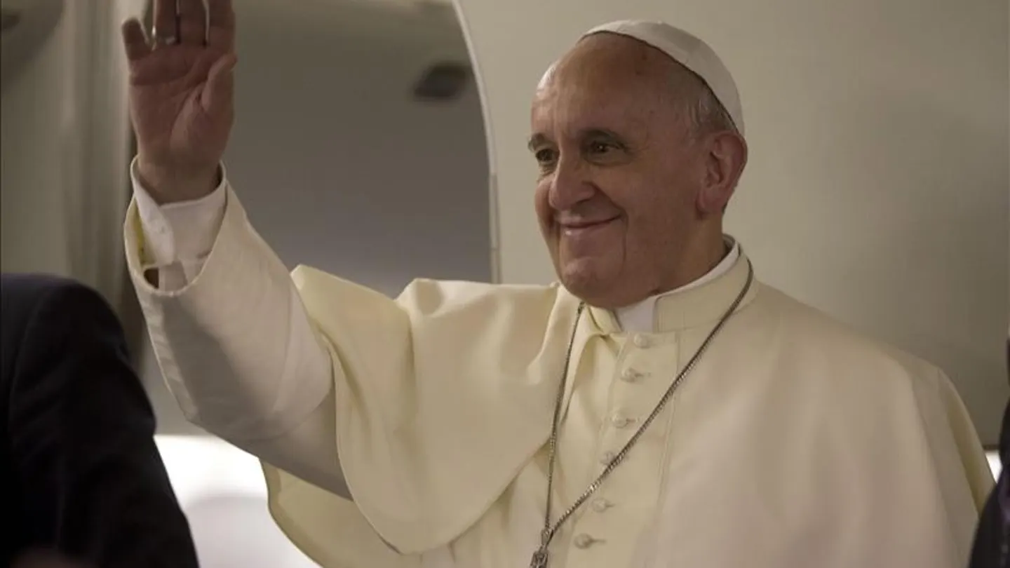 El papa Francisco durante un viaje en avión hasta Roma El papa Francisco durante un viaje en avión hasta Roma