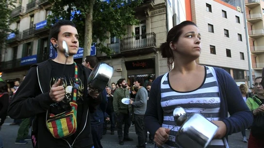 Dos jóvenes durante la cacerolada en el barrio de Sants Dos jóvenes durante la cacerolada en el barrio de Sants