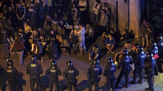 Los Mossos d'Esquadra han rodeado a un grupo de manifestantes para su identificacion