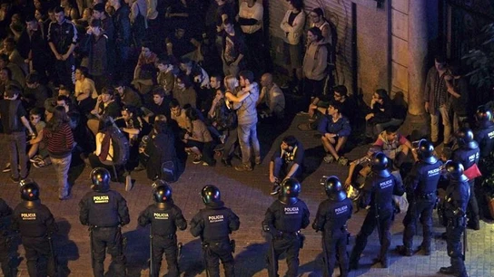 Los Mossos d'Esquadra han rodeado a un grupo de manifestantes para su identificacion Los Mossos d'Esquadra han rodeado a un grupo de manifestantes para su identificacion