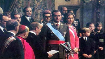 Juan Carlos de Borbón, es proclamado Rey.
