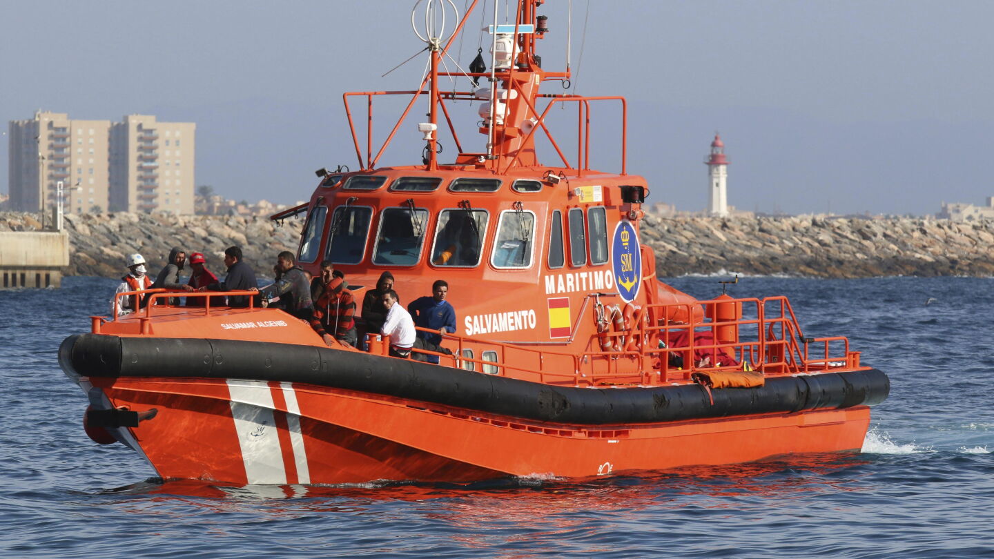 La patera que buscan en aguas de Canarias est&aacute; sin combustible y a la deriva