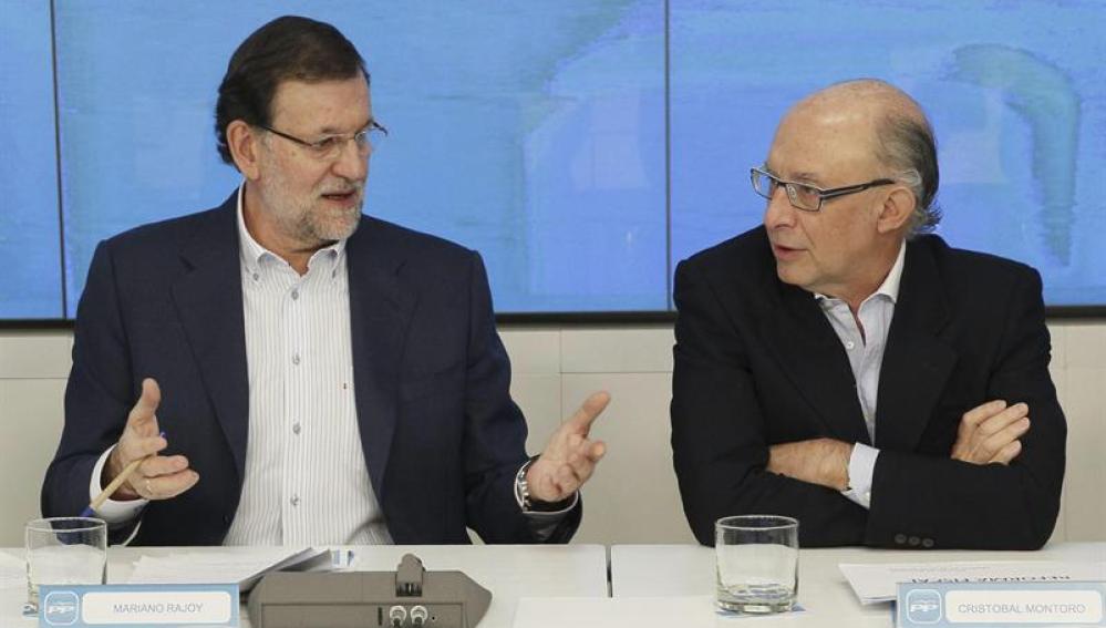 El jefe del Ejecutivo, Mariano Rajoy, conversa con el ministro de Hacienda, Cristóbal Montoro