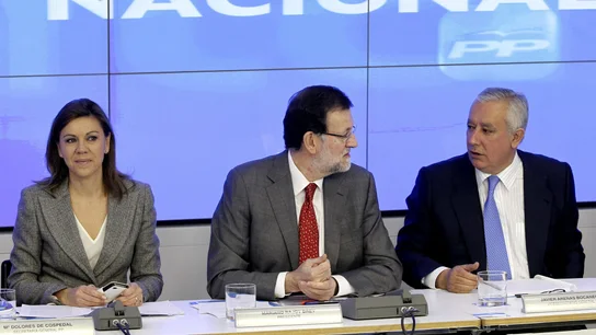 El presidente del Gobierno, Mariano Rajoy, junto con Maria Dololes de Cospedal y Javier Arenas El presidente del Gobierno, Mariano Rajoy, junto con Maria Dololes de Cospedal y Javier Arenas