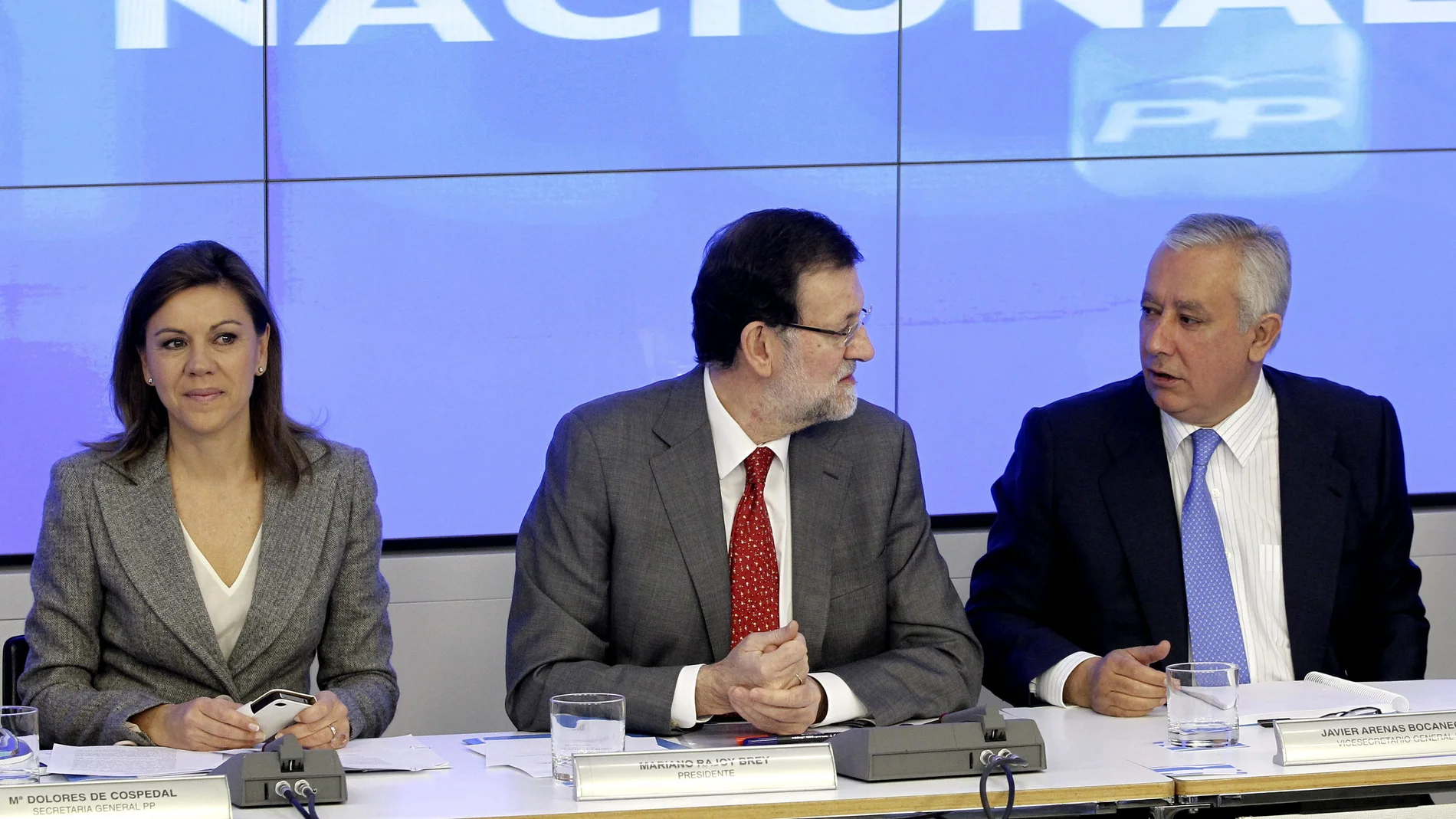 El presidente del Gobierno, Mariano Rajoy, junto con Maria Dololes de Cospedal y Javier Arenas