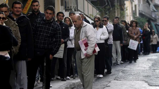 Gente esperando ante la oficina de Empleo Gente esperando ante la oficina de Empleo