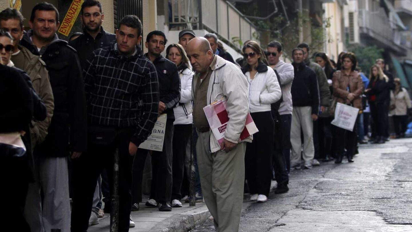 Gente esperando ante la oficina de Empleo