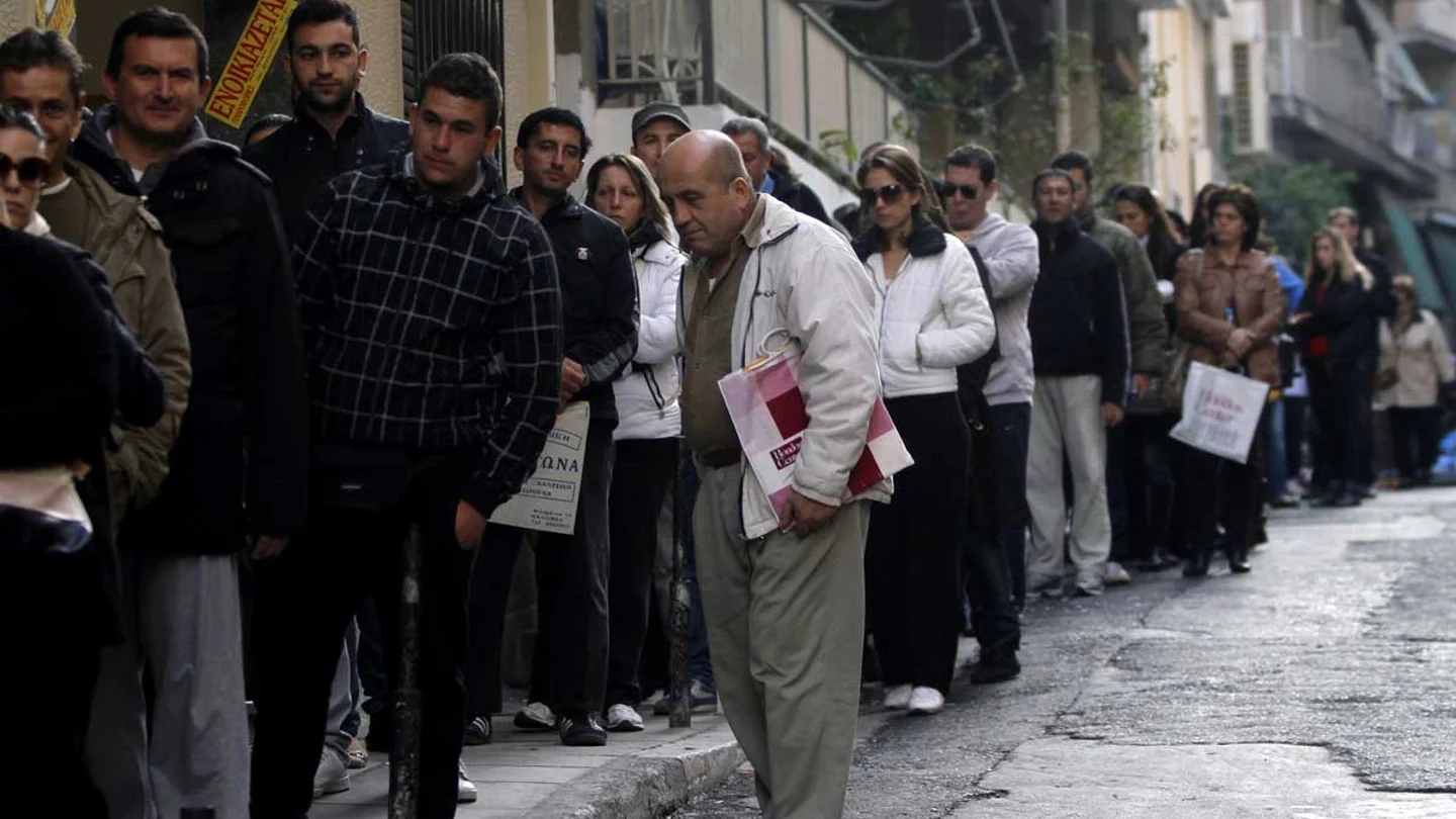Gente esperando ante la oficina de Empleo Gente esperando ante la oficina de Empleo