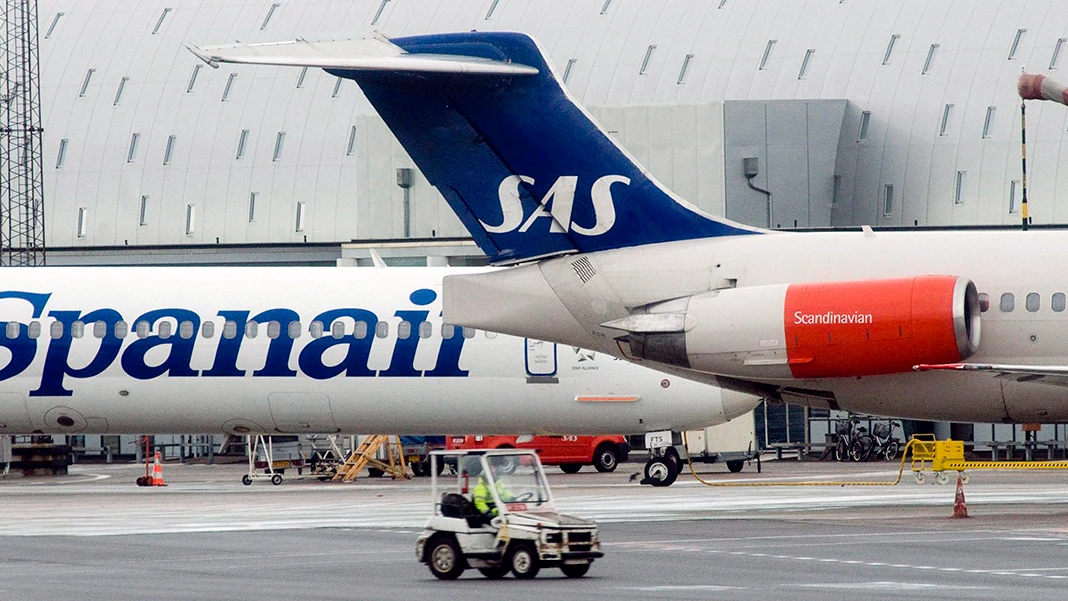 Fotografía de archivo fechada el 18/12/08 de un avión de Spanair y otro de la compañía SAS