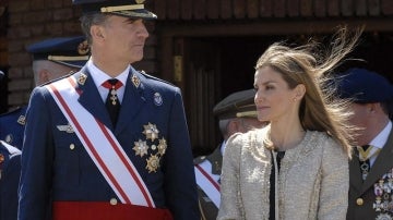 Los Reyes Felipe VI y Letizia en el Aeródromo Militar de la Virgen del Camino (León)