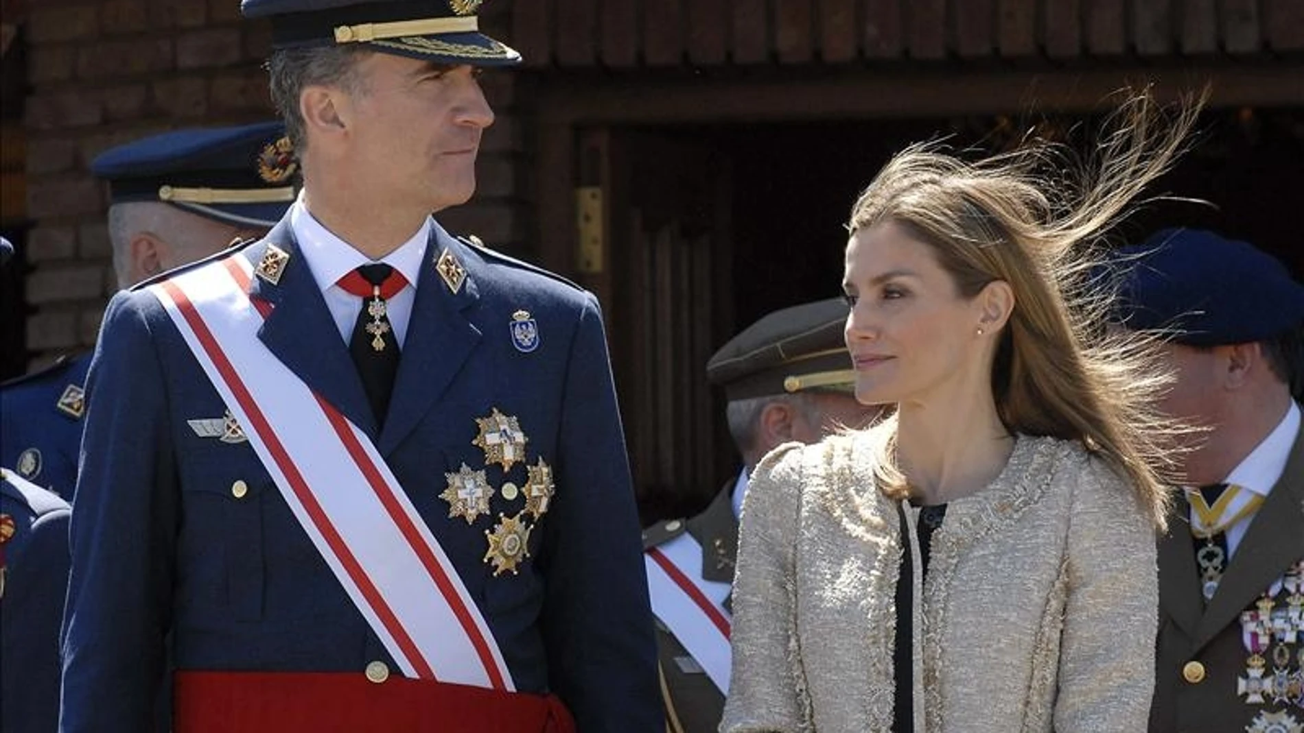 Los Reyes Felipe VI y Letizia en el Aeródromo Militar de la Virgen del Camino (León)