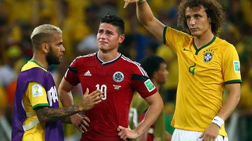 David Luiz y Alves consuelan a James tras su eliminación del Mundial