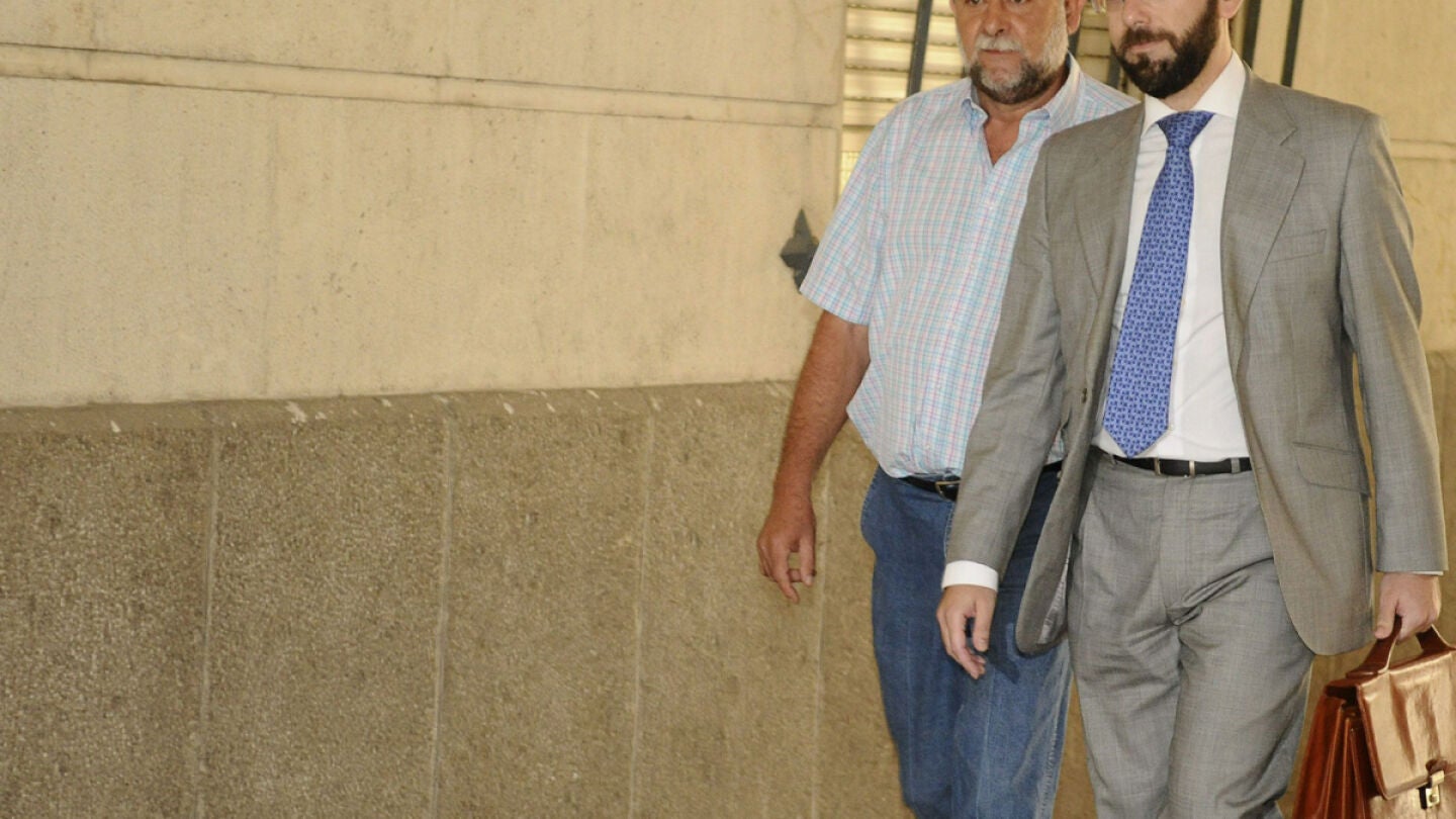 El exsecretario general de la UGT-A, Francisco Fern&aacute;ndez, llega junto su abogado a los juzgados de Sevilla 