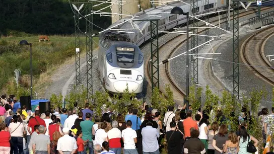 Familiares de víctimas observan el paso del tren de las 20:40 en la curva de Angrois Familiares de víctimas observan el paso del tren de las 20:40 en la curva de Angrois