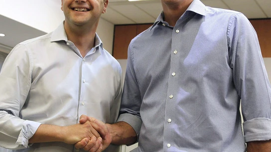 César Luena y Pedro Sánchez se estrechan la mano César Luena y Pedro Sánchez se estrechan la mano