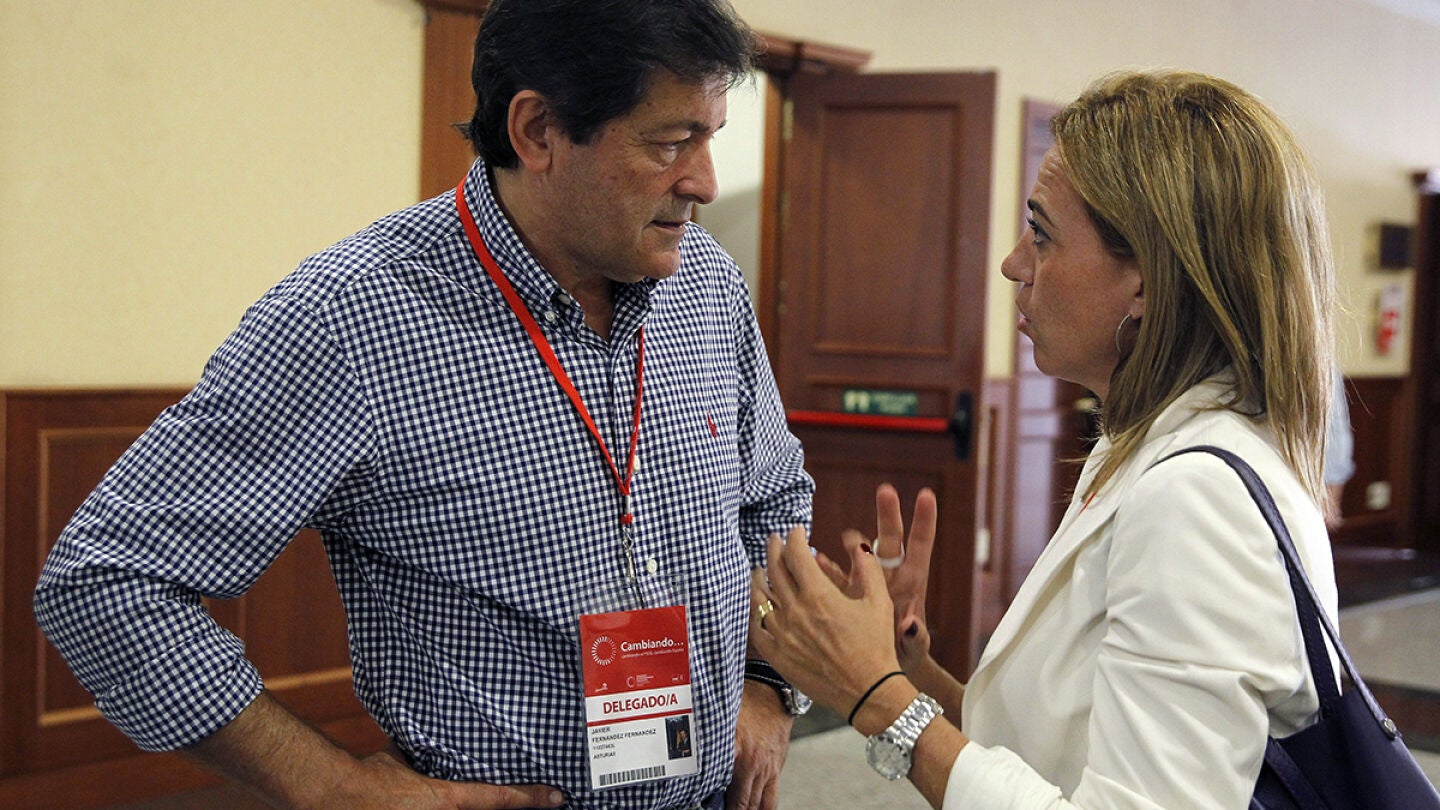 El presidente de Asturias, Javier Fern&aacute;ndez, conversa con Carme Chac&oacute;n