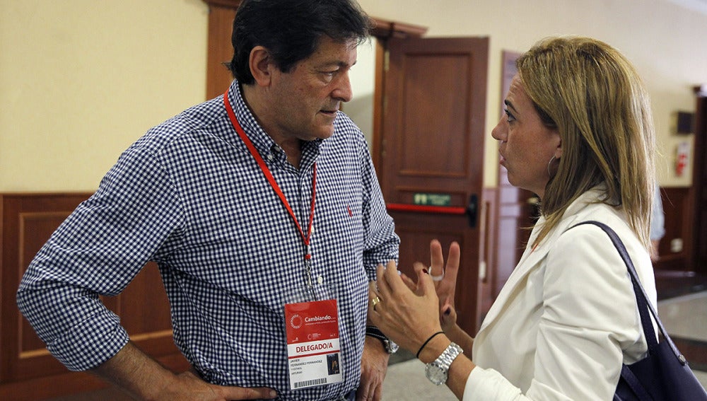 El presidente de Asturias, Javier Fernández, conversa con Carme Chacón