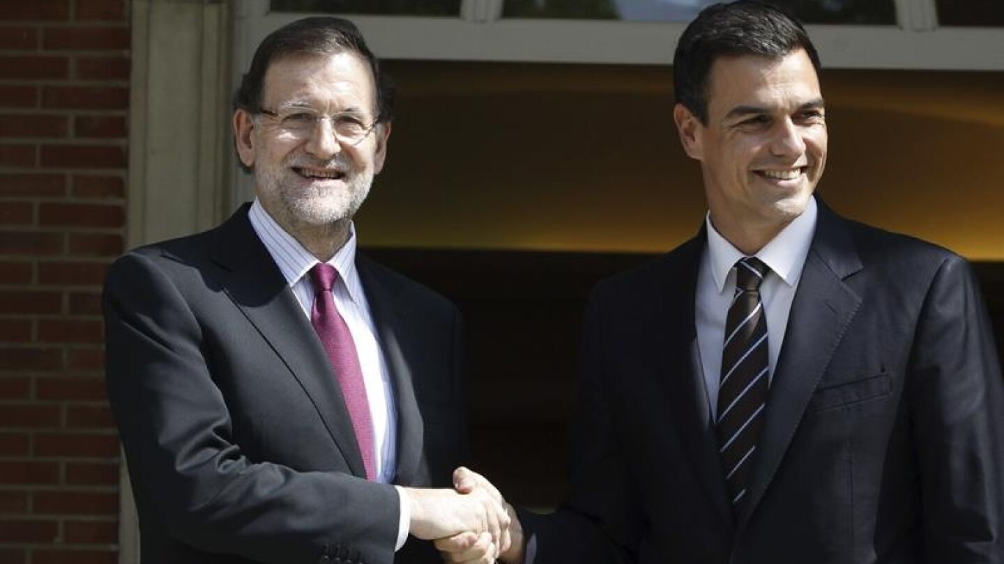 Mariano Rajoy y Pedro S&aacute;nchez se saludan antes de la reuni&oacute;n