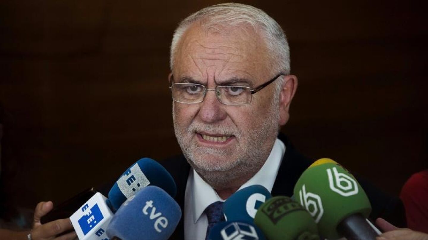 Juan Cotino atiende a los medios de comunicaci&oacute;n