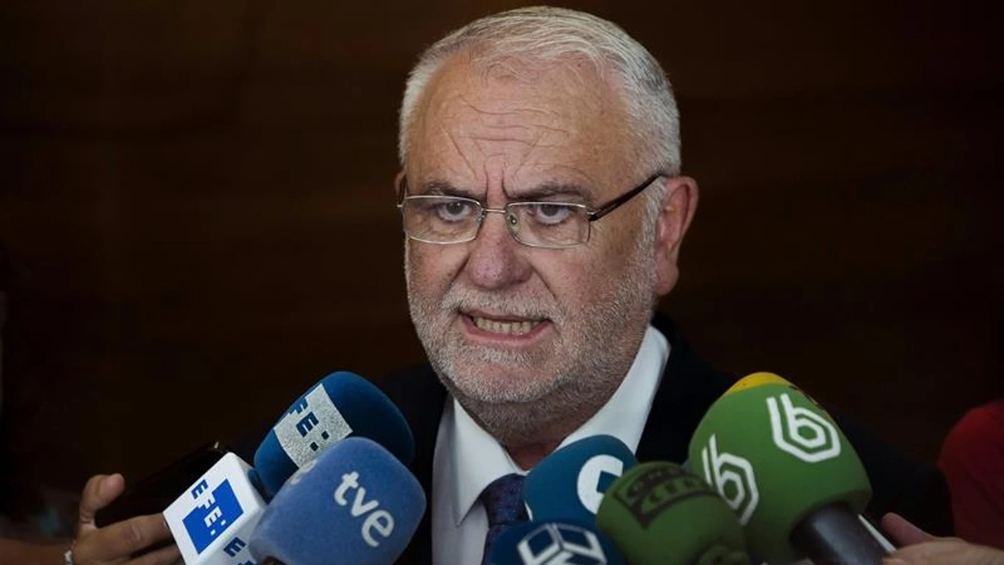 Juan Cotino atiende a los medios de comunicación Juan Cotino atiende a los medios de comunicación