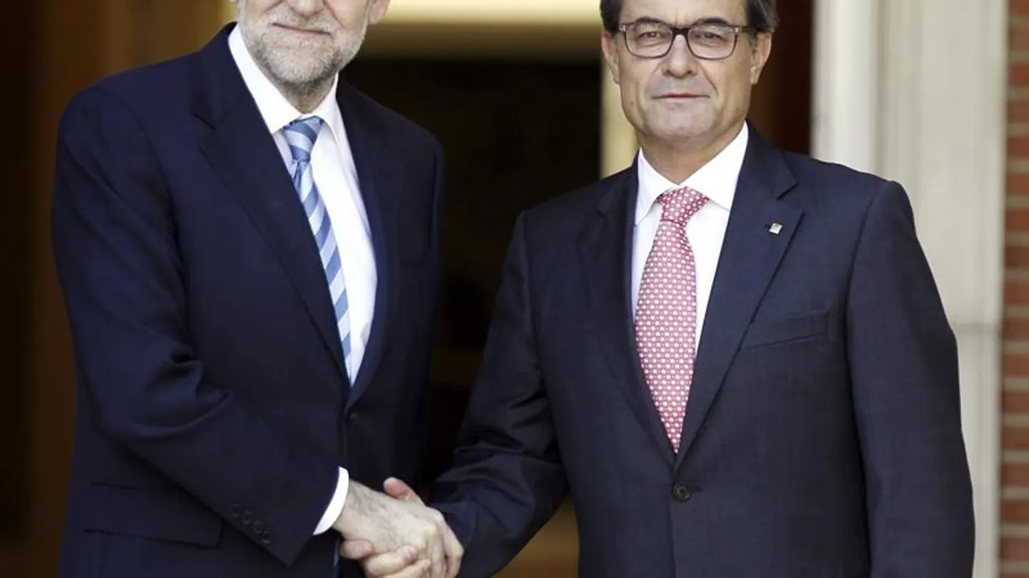 Mariano Rajoy y Artur Mas se saludan antes de la reunión Mariano Rajoy y Artur Mas se saludan antes de la reunión