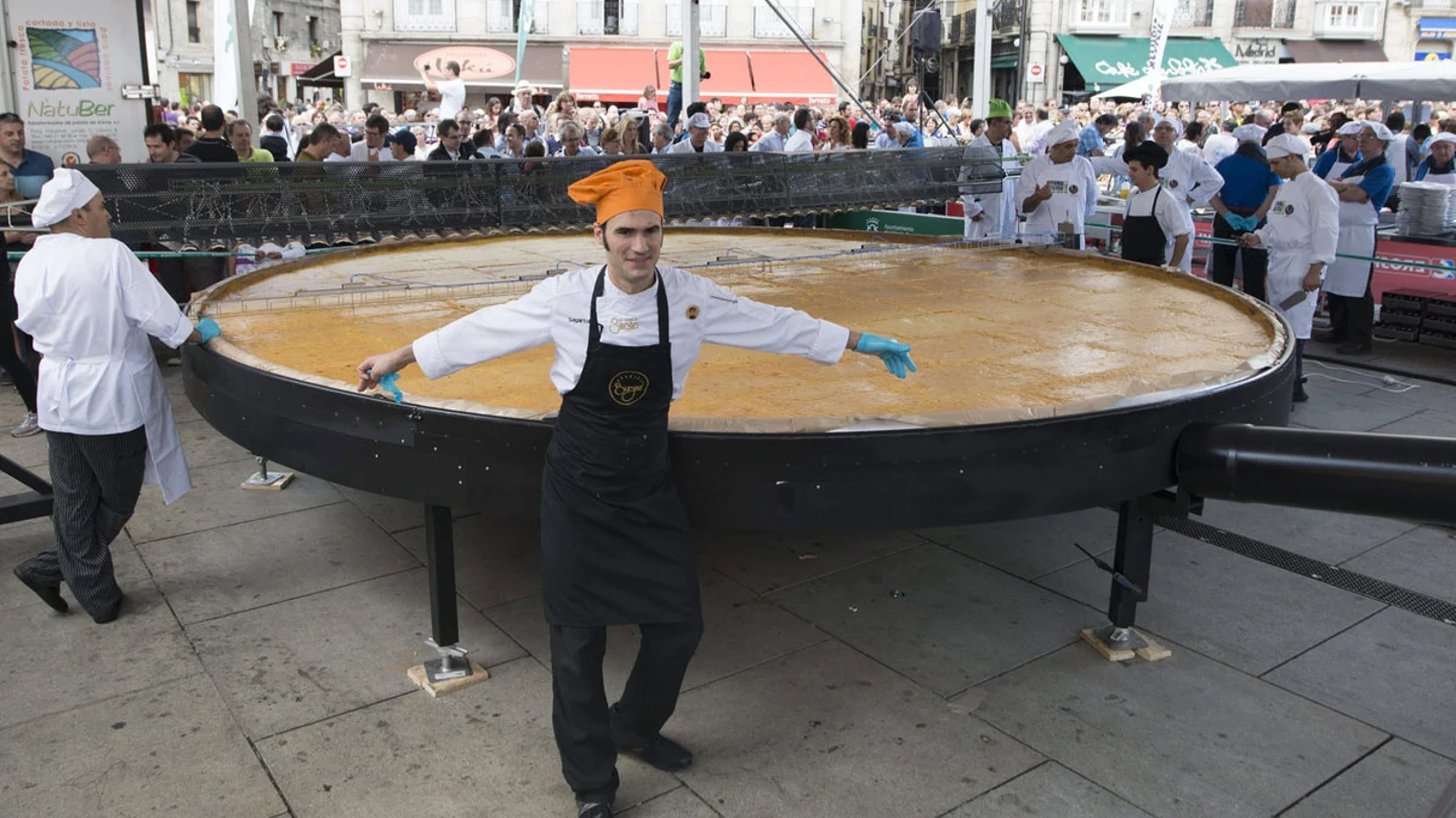 La mayor tortilla de patata del mundo en Vitoria La mayor tortilla de patata del mundo en Vitoria
