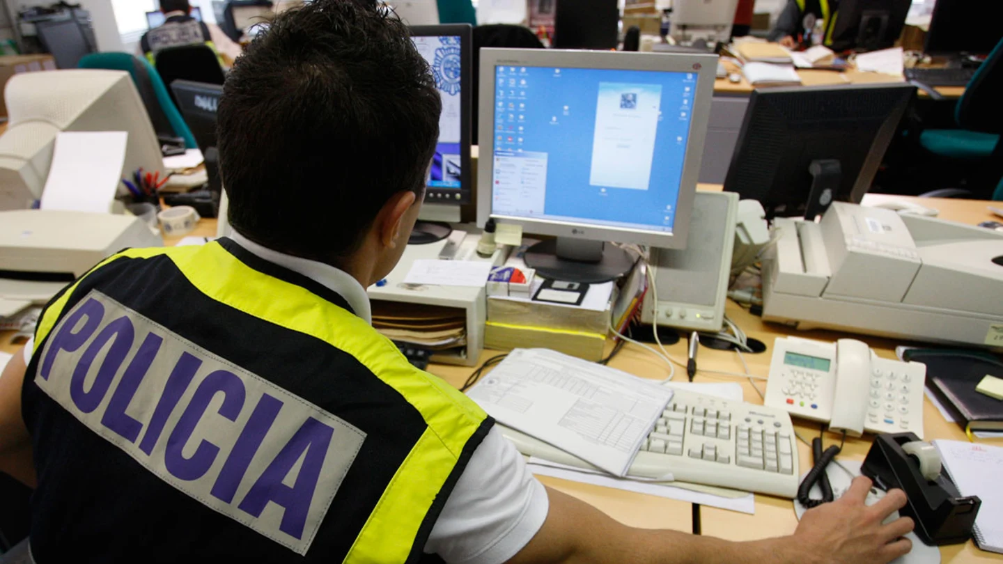 Los agentes de la Policía rastrean posibles delitos en Internet. Agentes de la Policía rastrea posibles delitos en Internet