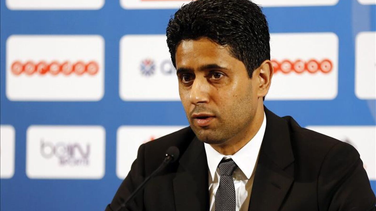Al-Khela&iuml;fi, presidente del PSG, durante la presentaci&oacute;n de David Luiz