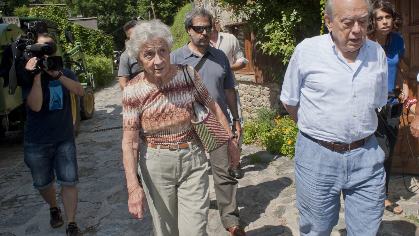 El expresidente catal&aacute;n Jordi Pujol sale a pasear con su esposa, Marta Ferrusola