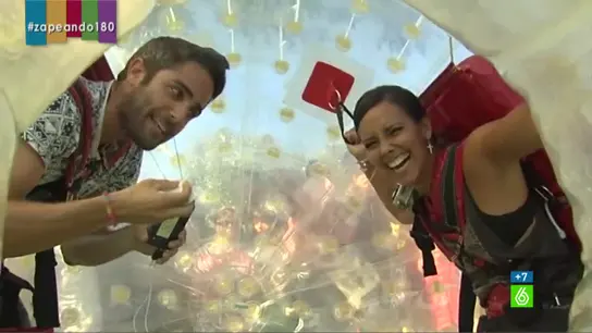 Roberto Leal y Cristina Pedroche hacen zorbing Roberto Leal y Cristina Pedroche hacen zorbing