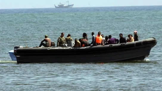 Una patera se acerca a la costa Una patera se acerca a la costa