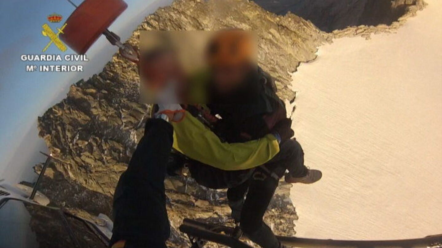 Rescatados 5 monta&ntilde;eros, entre ellos un menor, tras pasar la noche en un pico