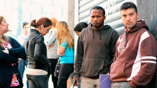 Numerosas personas hacen cola en una oficina de Lanbide-Inem en Bilbao Numerosas personas hacen cola en una oficina de Lanbide-Inem en Bilbao
