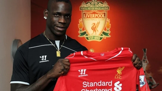 Balotelli, con la camiseta del Liverpool Balotelli, con la camiseta del Liverpool