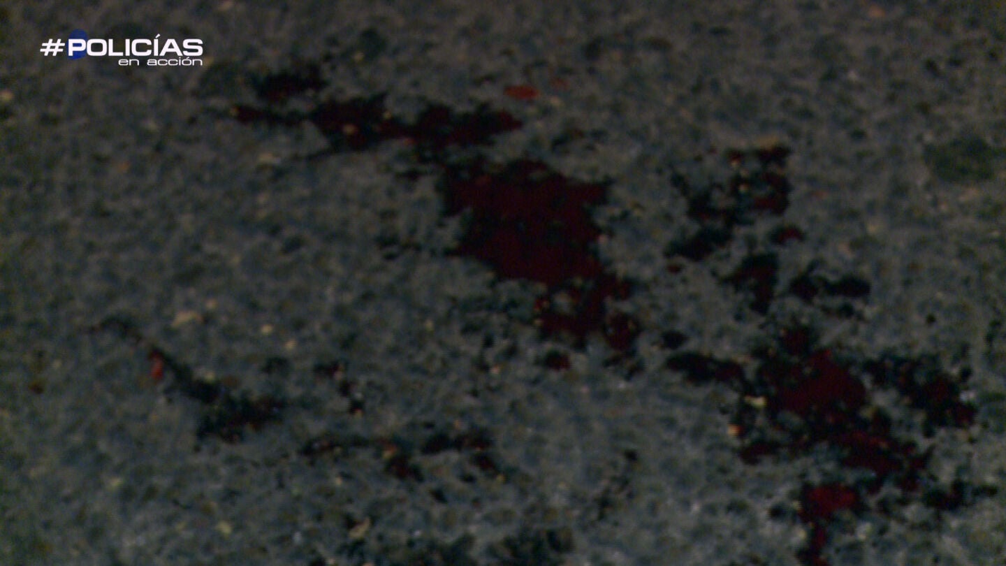 Sangre de la v&iacute;ctima en el suelo