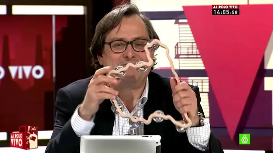 Francisco Marhuenda con la pandereta de Pardo Francisco Marhuenda con la pandereta de Pardo