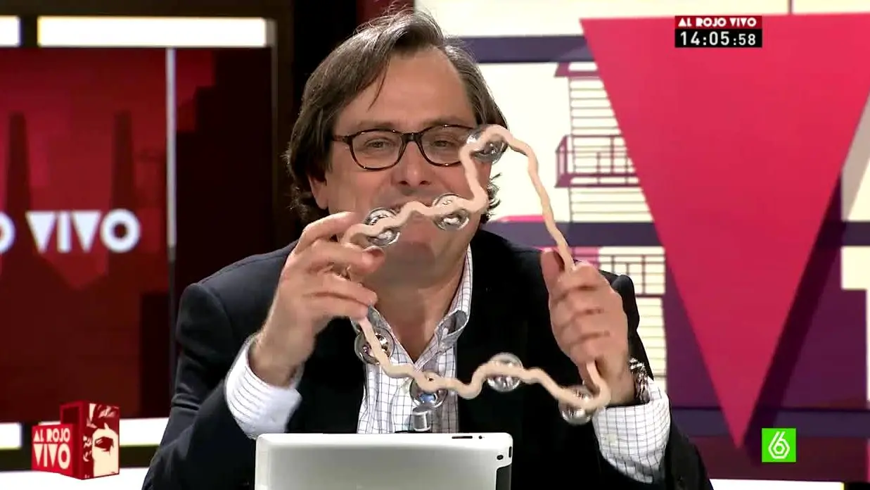 Francisco Marhuenda con la pandereta de Pardo Francisco Marhuenda con la pandereta de Pardo
