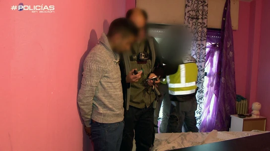 Agente con el alunicero Agente con el alunicero