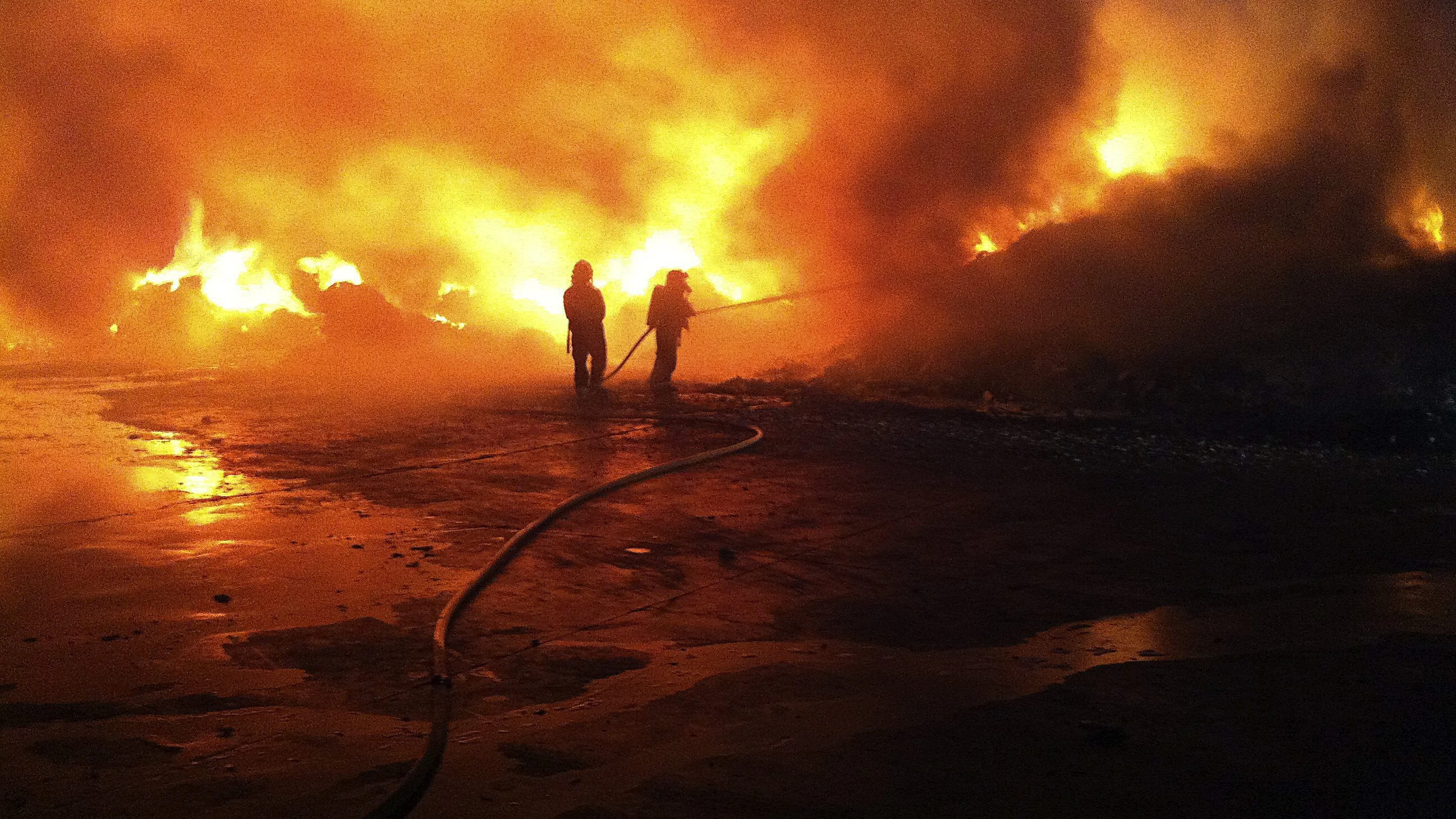 Incendio en el exterior de una nave de reciclaje en Arganda