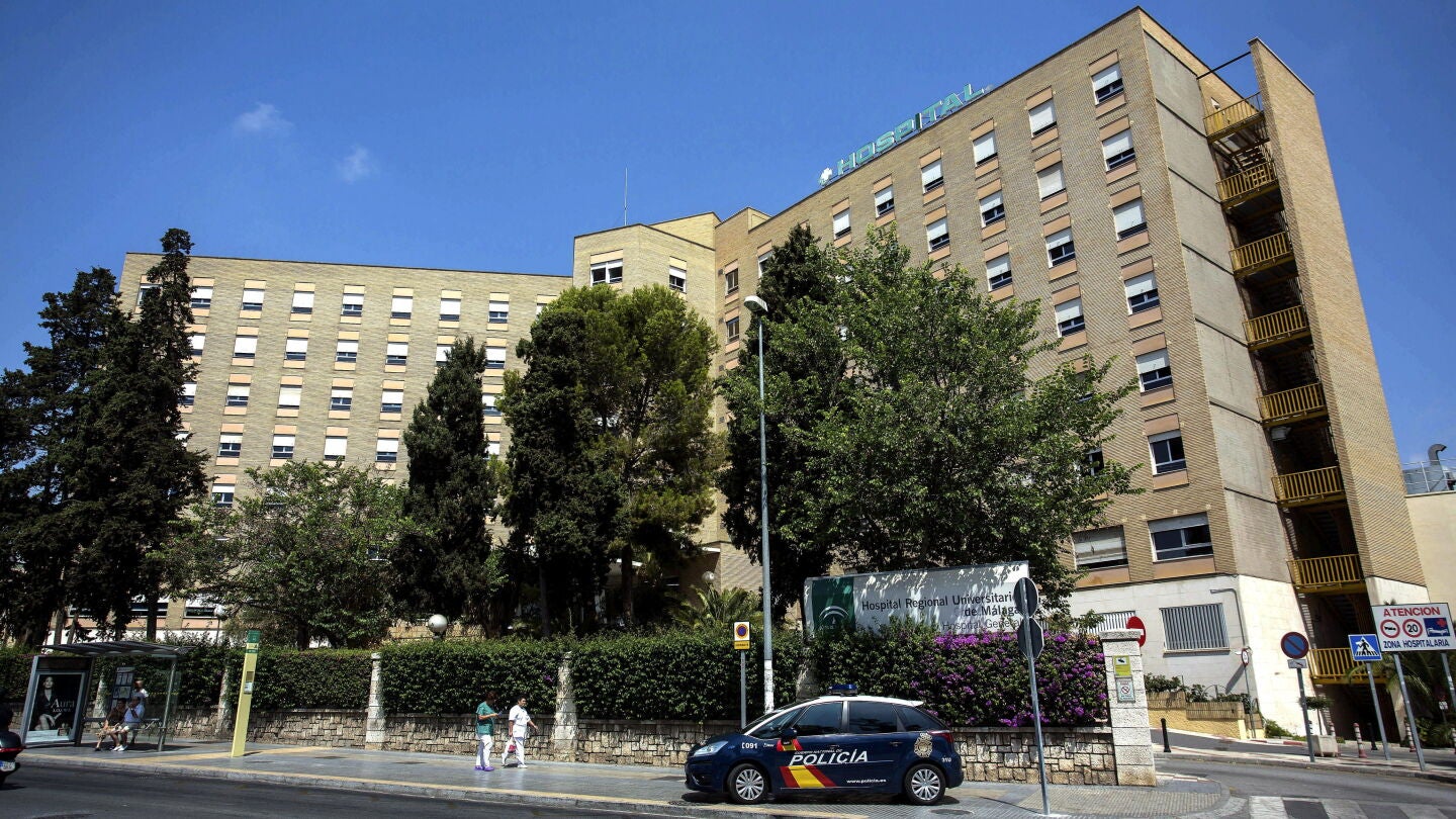 Un coche de la Polic&iacute;a nacional a las puertas de un hospital