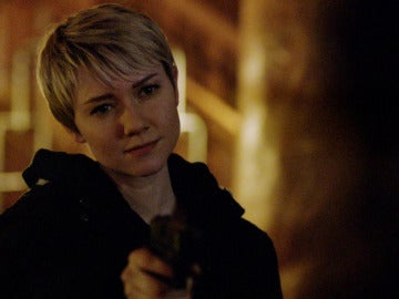 Emma desobedece las órdenes de mantener viva a Claire Emma desobedece las órdenes de mantener viva a Claire