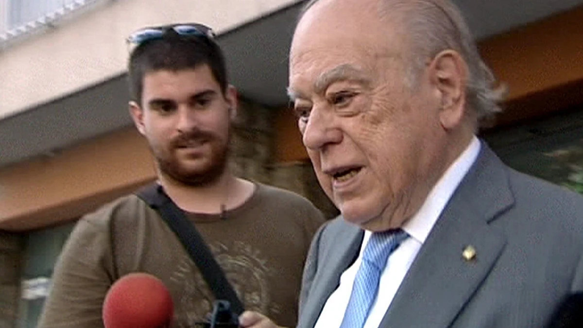 Jordi Pujol, saliendo de su casa