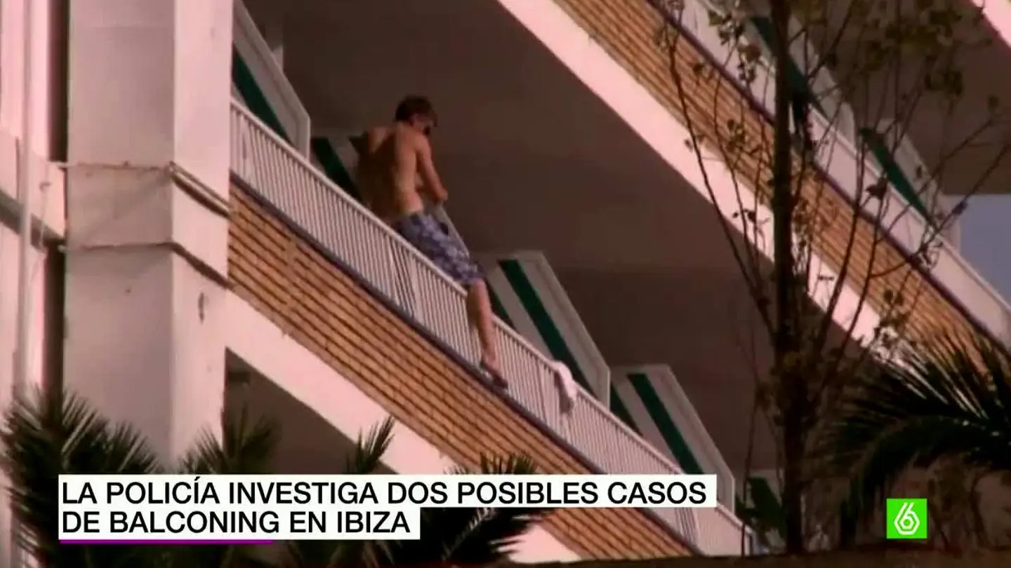 Un joven antes de saltar de un balcón Un joven antes de saltar de un balcón