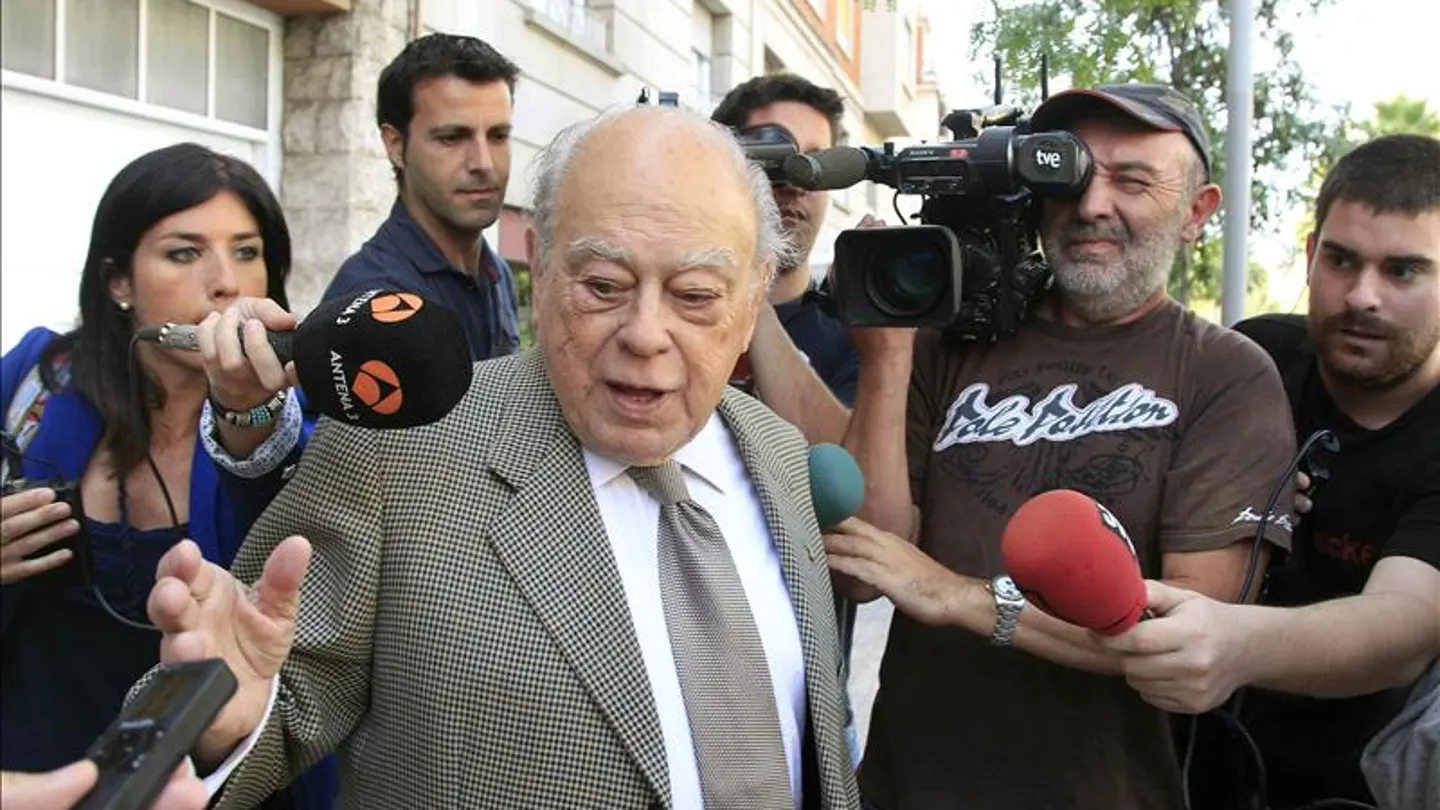 Jordi Pujol a la salida de su domicilio Jordi Pujol a la salida de su domicilio