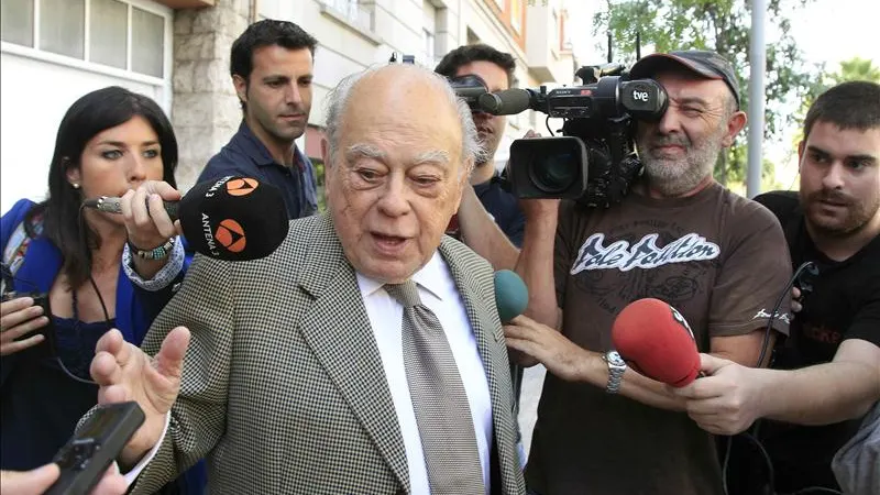 Jordi Pujol a la salida de su domicilio