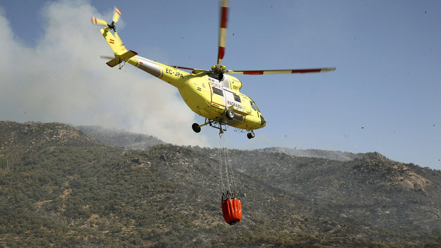 Helic&oacute;ptero intenta extinguir el incendio en Sierra de Gredos