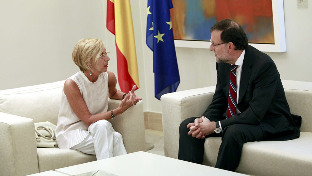 Rosa Díez dialoga con Mariano Rajoy durante su reunión