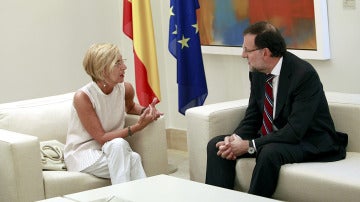 Rosa Díez dialoga con Mariano Rajoy durante su reunión