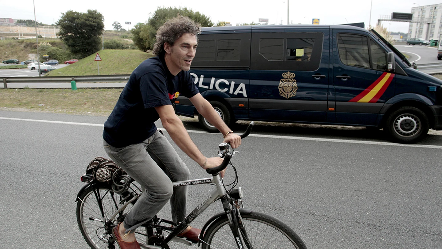Roberto Rivas, el bombero que se negó a intervenir en el desahucio de una anciana Roberto Rivas, el bombero que se negó a intervenir en el desahucio de una anciana